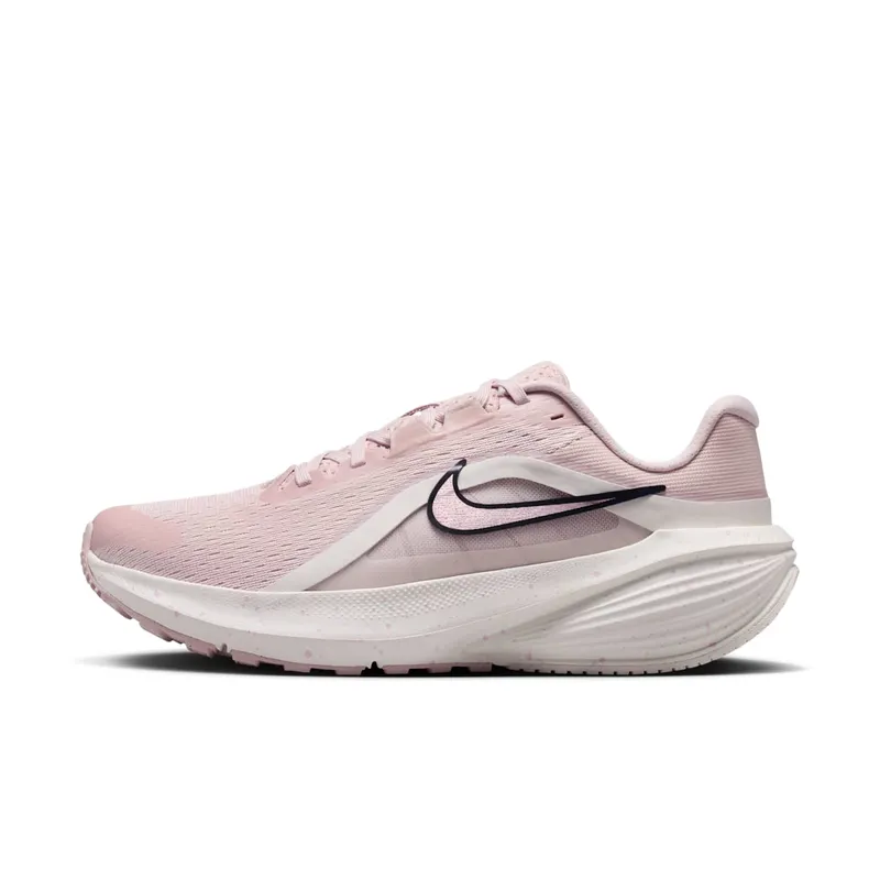 Nike Downshifter 14 SE Road “Silt Red / Particle Rose / Phantom / Tattoo” (IR1524-600)