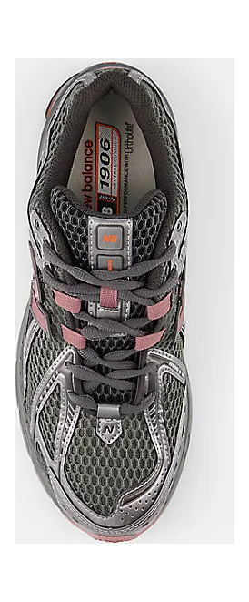 New Balance 1906 “Dark Silver/Rosewood”: donker zilver, warm randje (3)
