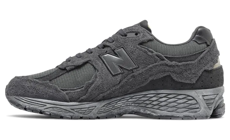 New Balance 2002R “Phantom”: schaduwmonster in totaal zwart (2)