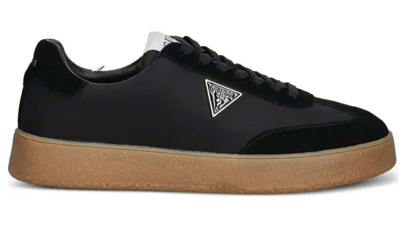 GUESS USA Wildleder-Sneakers mit Logo-Schild – Schwarz (FMTWIMLEA12)