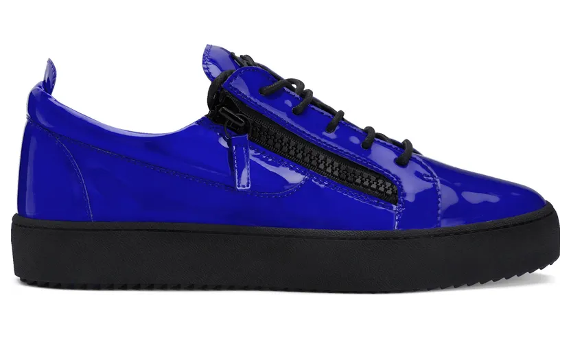 Giuseppe Zanotti Cette sneaker basse zanotti emblématique et inimitable a été revisitée avec une tige en tissu synthétique bleu effet miroir et est dotée d’une signature» en métal caoutchouté noir, de fermetures à glissière assorties et d’une semelle en caoutchouc ton (RM20005006)