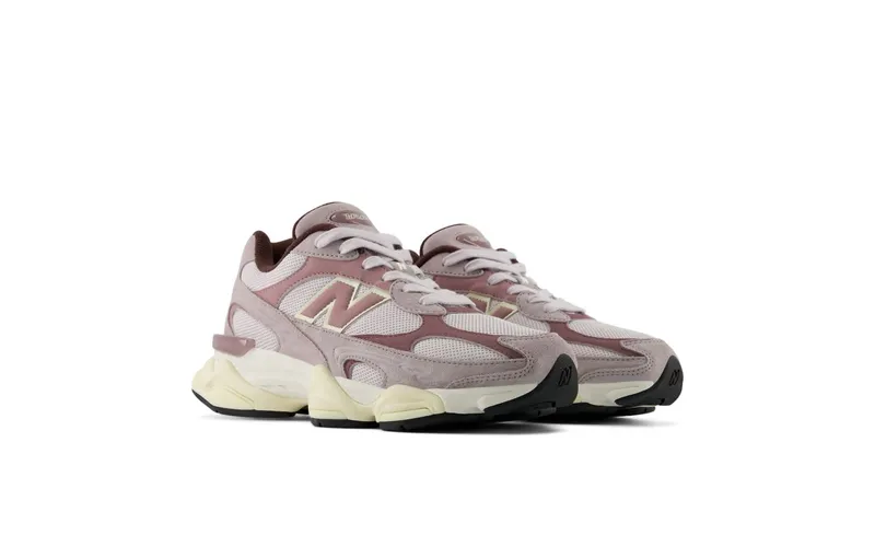 New Balance 9060R “Truffle Salt”: mauve, crème en een zool die het rustig houdt (4)