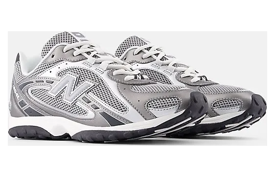 New Balance 204L “Dark Silver Metallic”: plat, blits en berekend (4)