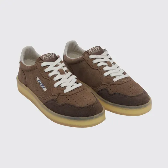 Autry Medalist Low Trainers in Smooth Calfskin with Perforated Toe Brown (AULMHQ05)