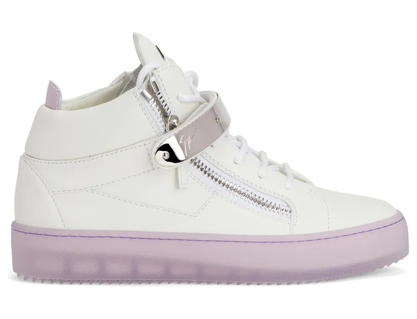 Giuseppe Zanotti Cette sneaker semi-montante zanotti iconique et inimitable aété revisitée avec une tige en cuir blanc et arbore une tirette en cuir verni lilas ainsi qu’un détail signature » en métal argenté sur la languette. les fermetures à glissière en métal assort (RS20047001)