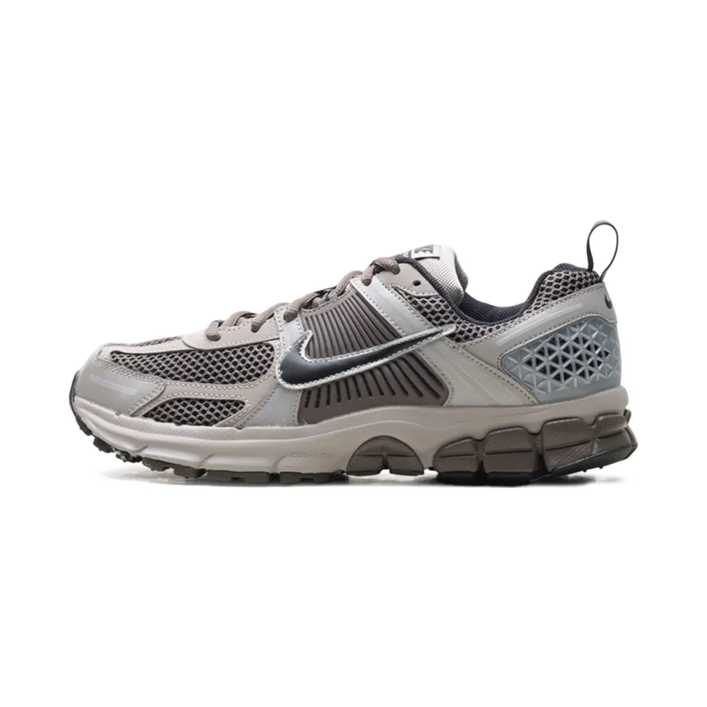 Nike Zoom Vomero 5 GS “College Grey Black-Cave Stone” (HF6998-010)