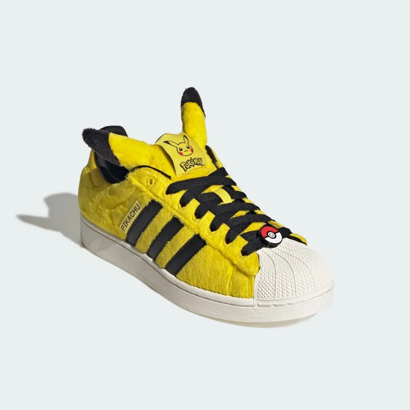 Pokémon x adidas Superstar “Pikachu” (KI2858): pluche, een Poké Ball en twee oren die rechtop staan (2)