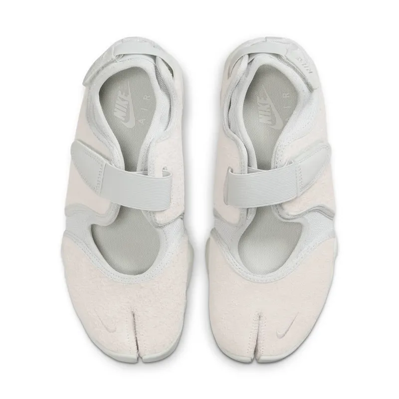 Nike Air Rift “Suede Pack” (photon dust / summit white) – HQ1474-001