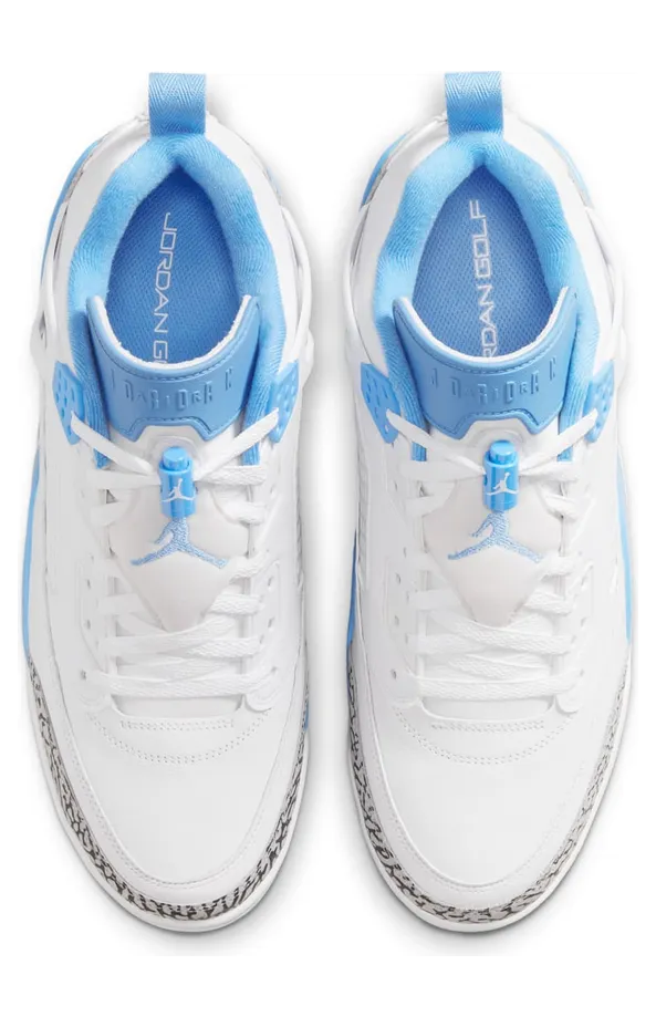 Jordan Spizike Golf UNC: University Blue op de green (4)