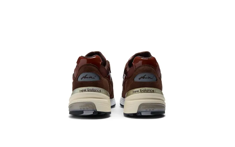 Aminé x New Balance 992 “Outdoor School” (U992NE): bruin suède met een randje lak (6)