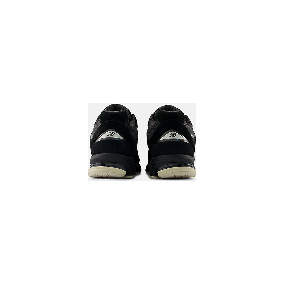 New Balance 2002R “Black/Oat” (U2002RL)