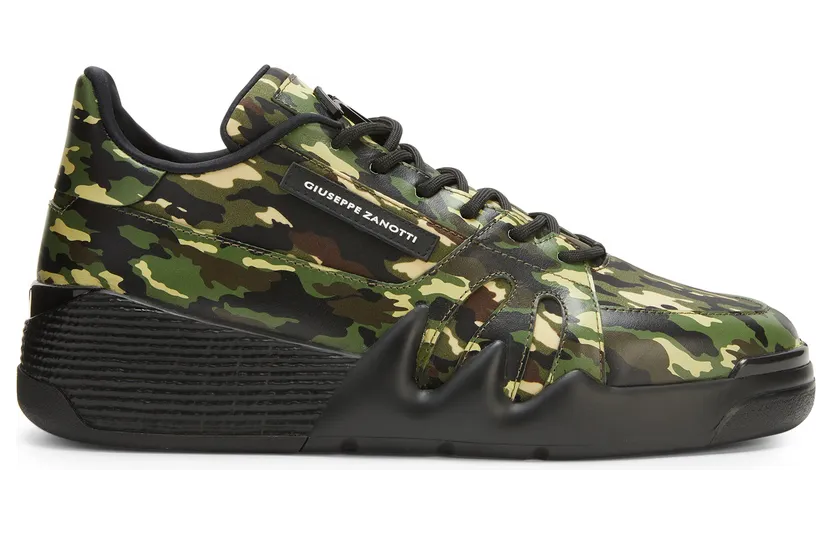 Giuseppe Zanotti Sneakers basses talon» confectionnées en cuir camouflage et tissu synthétique en nylon, avec doublure intérieure en tissu technique et lacets en coton assortis. ce modèle est doté d’une signature» en métal laqué noir sur la languette, d’uneétiquette signa (RU20055001)