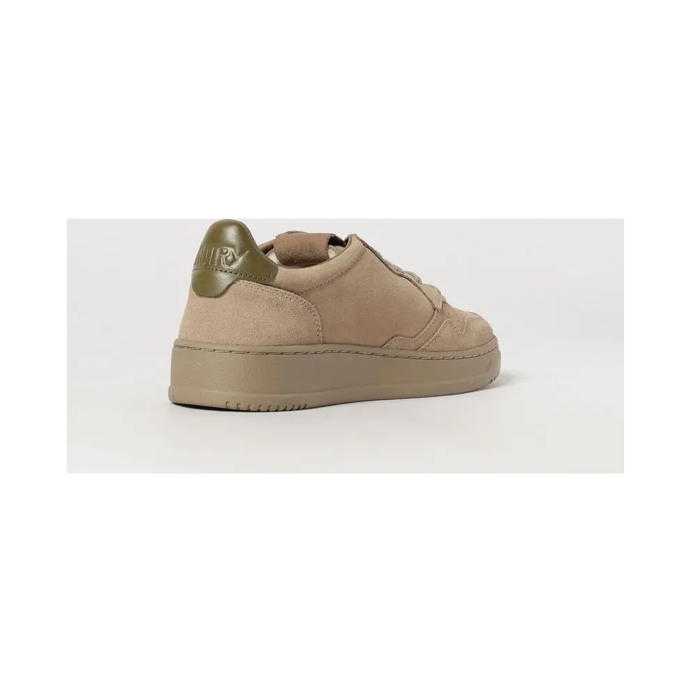 Autry Medalist Low Trainers in Smooth Calfskin with Perforated Toe Beige (AULMOH03)