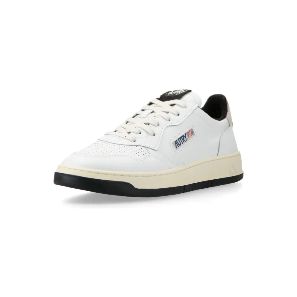Autry Medalist Low (White / Black) – AULMVS08
