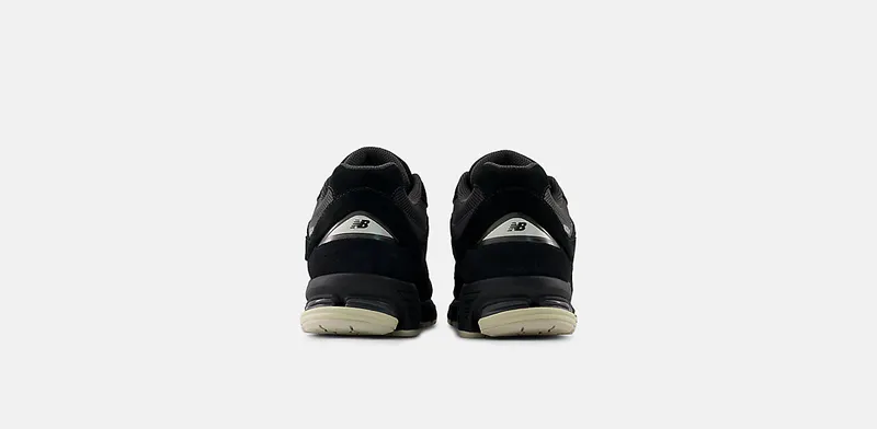 New Balance 2002R “Black/Oat” (U2002RL)