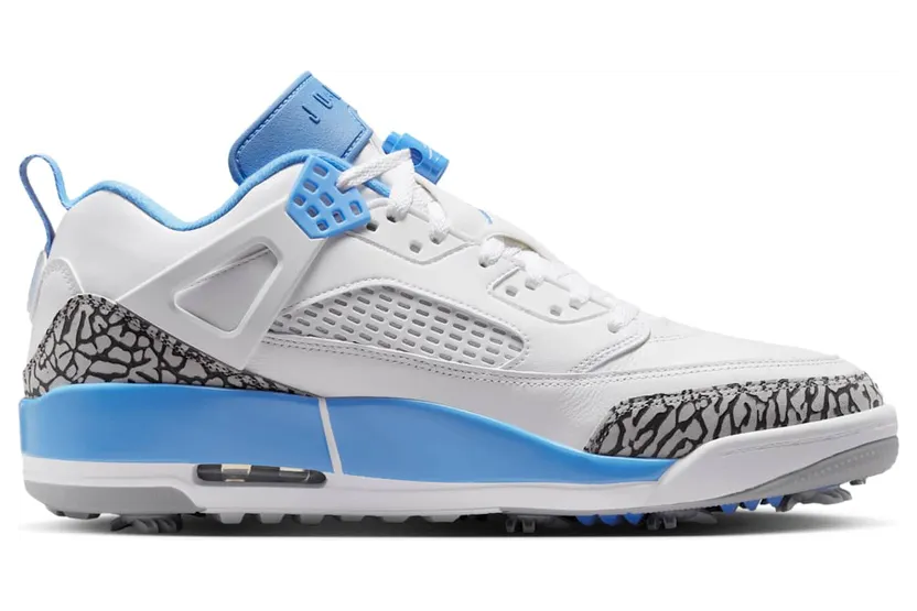 Jordan Spizike Golf UNC: University Blue op de green (3)