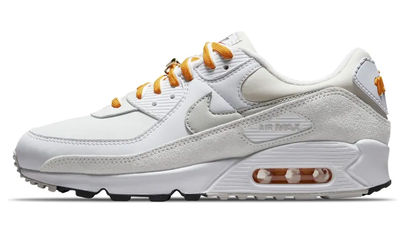 Nike Air Max 90 SE Wit – “White / University Gold / Sail / Light Bone” (DA8709-100)