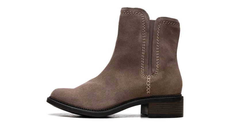 Clarks Maye Zip “Pebble Suede” (26168073)
