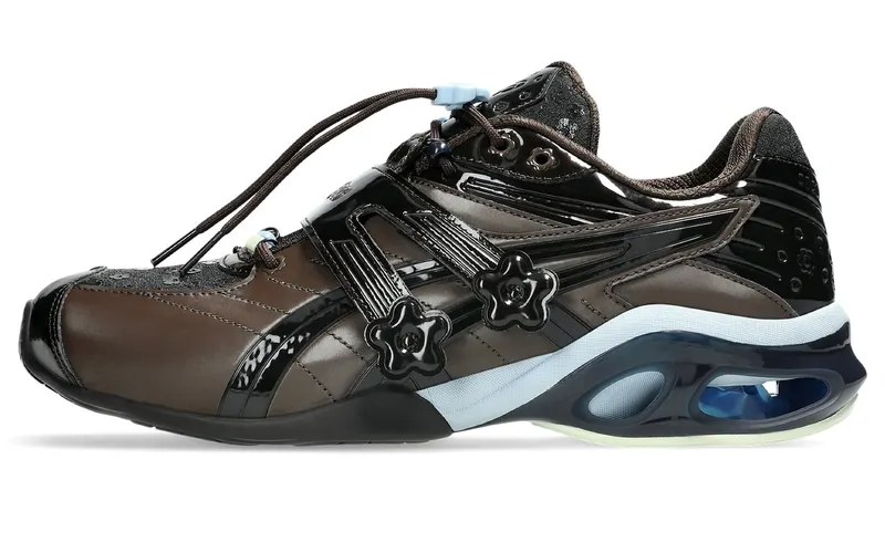 Cecilie Bahnsen x ASICS GEL-Kinetic FR “Black Coffee” komt 12 september (2)