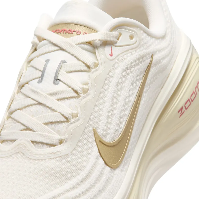 Nike Vomero Plus “Sail Metallic Gold Grain” (HV8154-109)