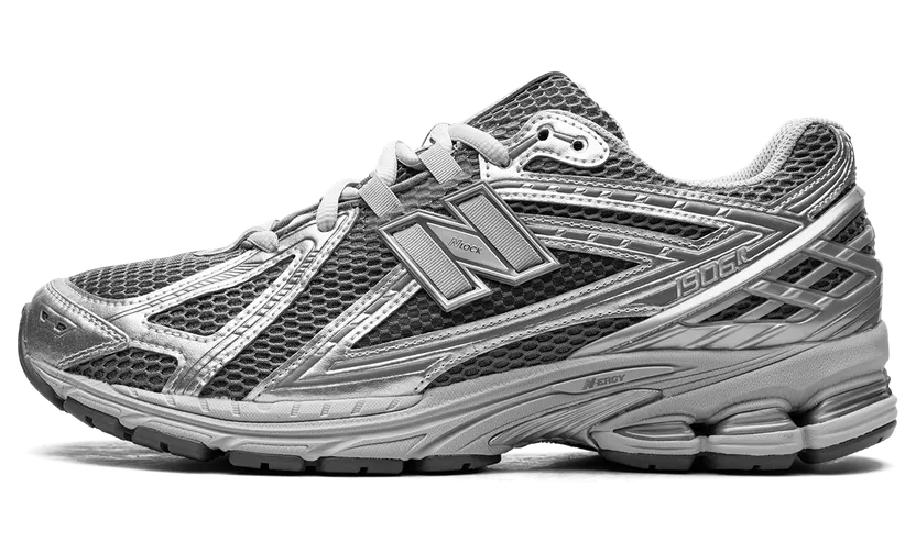New Balance 1906R “Grey”: zilvergrijze machine uit het archief