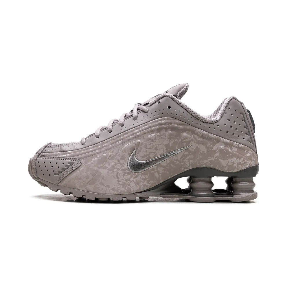 Nike Shox R4 “Flat Pewter Floral” (HV0934-001)