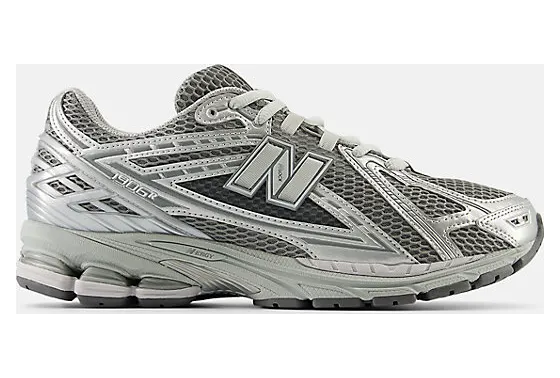 New Balance 1906R “Grey”: zilvergrijze machine uit het archief