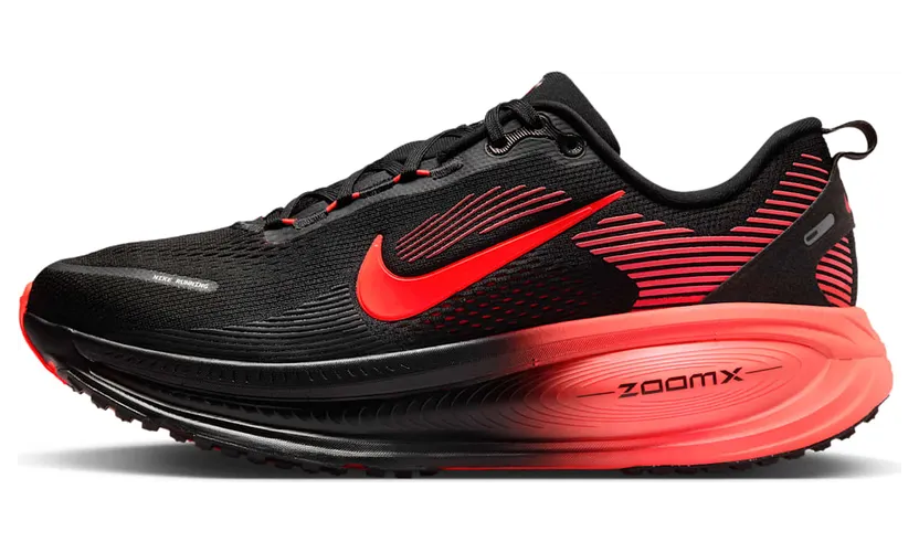 Nike Vomero 18 Zwart/University Red/Anthracite/Bright Crimson (HM6803-019)