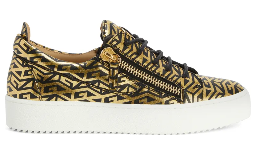 Giuseppe Zanotti Sneakers basses confectionnées en tissu synthétique noir effet cuir avec imprimé monogramme doré et lacets en coton noir, dotées d’un détail signature » en métal argenté sur la languette et de fermetures à glissière argentées sur les côtés de la tige. la (RW20041002)