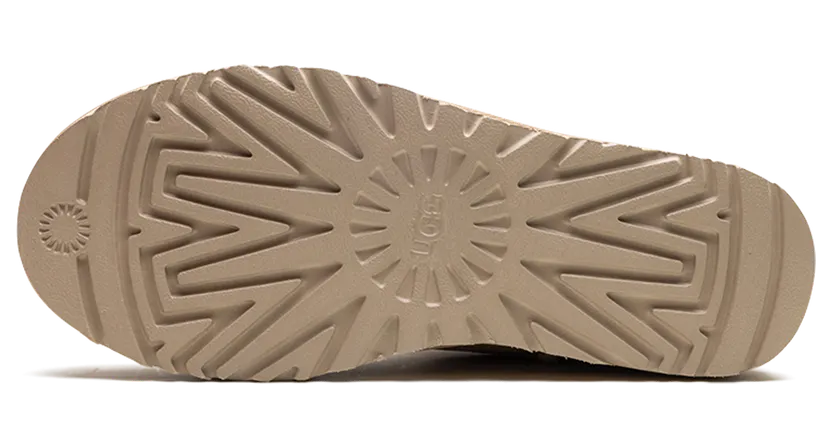 UGG Classic Ultra Mini “Sand”: de zachtste basis onder je winterlook (4)