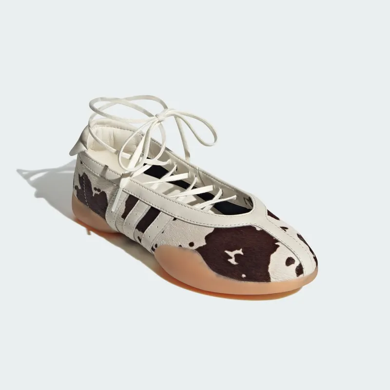 adidas Taekwondo Mei “Cow Print” (KJ0229) — koeienprint op een ballerina-silhouet (4)