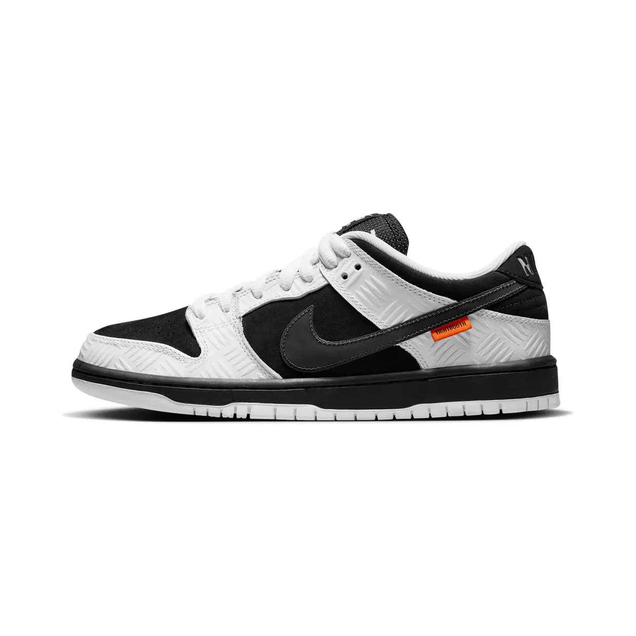 TIGHTBOOTH x Nike SB Dunk Low (FD2629-100): metalen platen in wit leer, en één oranje labeltje