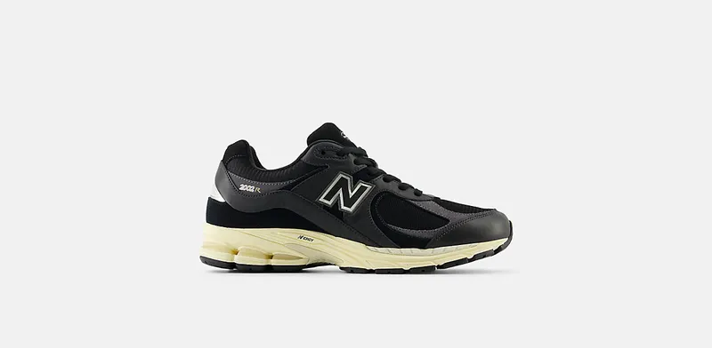 New Balance M2002R “Vintage Black White” (M2002RIB)