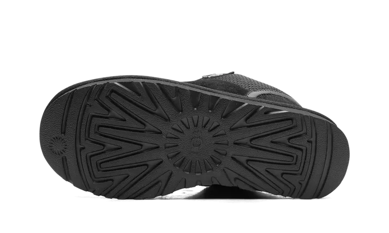 UGG Lowmel “Black”: tonaal zwart met een zachte kraag (5)