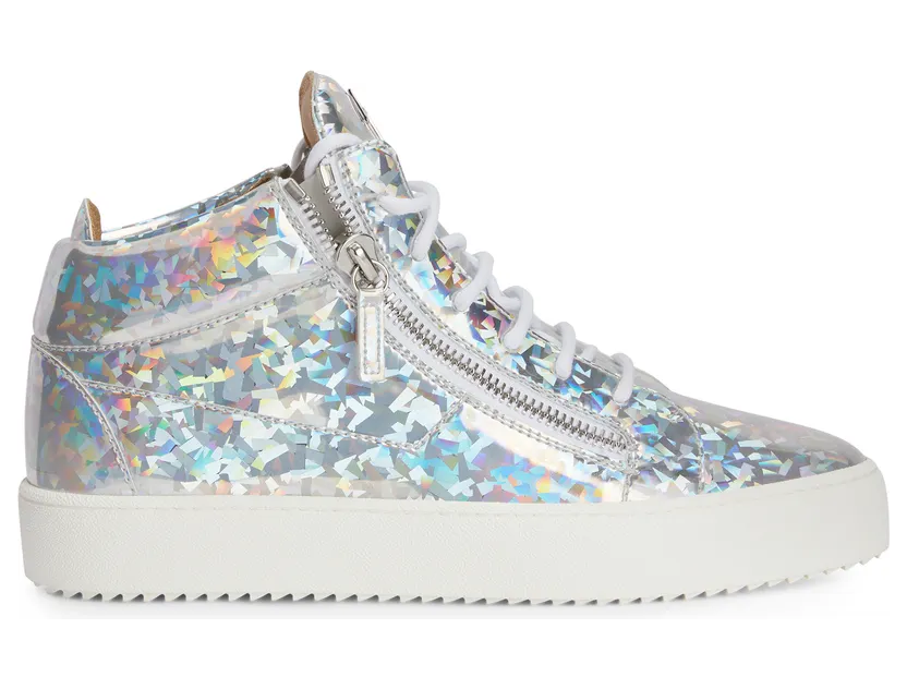 Giuseppe Zanotti Cette sneaker semi-montante zanotti iconique et inimitable aété revisitée avec une tige en tissu synthétique argenté irisé avec effet miroir et se distingue par le détail signature » en métal argenté sur la languette, les fermetures à glissière sur la (RM20050001)