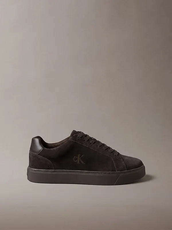 Calvin Klein Ck Baseline – Suede Signature Logo “FUDGE/TURKISH COFFEE” (YM0YM014340KR)