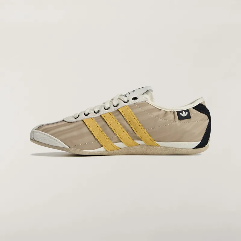 Adidas Tokyo “Song For The Mute”: stille collab in off-white en geel (5)