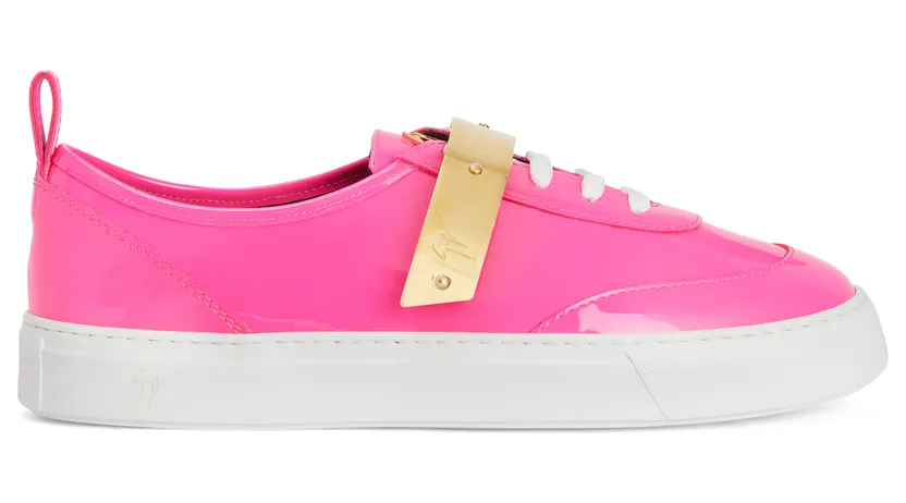 Giuseppe Zanotti Sneaker basse en cuir verni rose fluo arborant un détail signature » en métal doré sur la languette. une sangle en métal assorti ornée du logo et une semelle en caoutchouc blanc complètent ce modèle. (RS20062008)