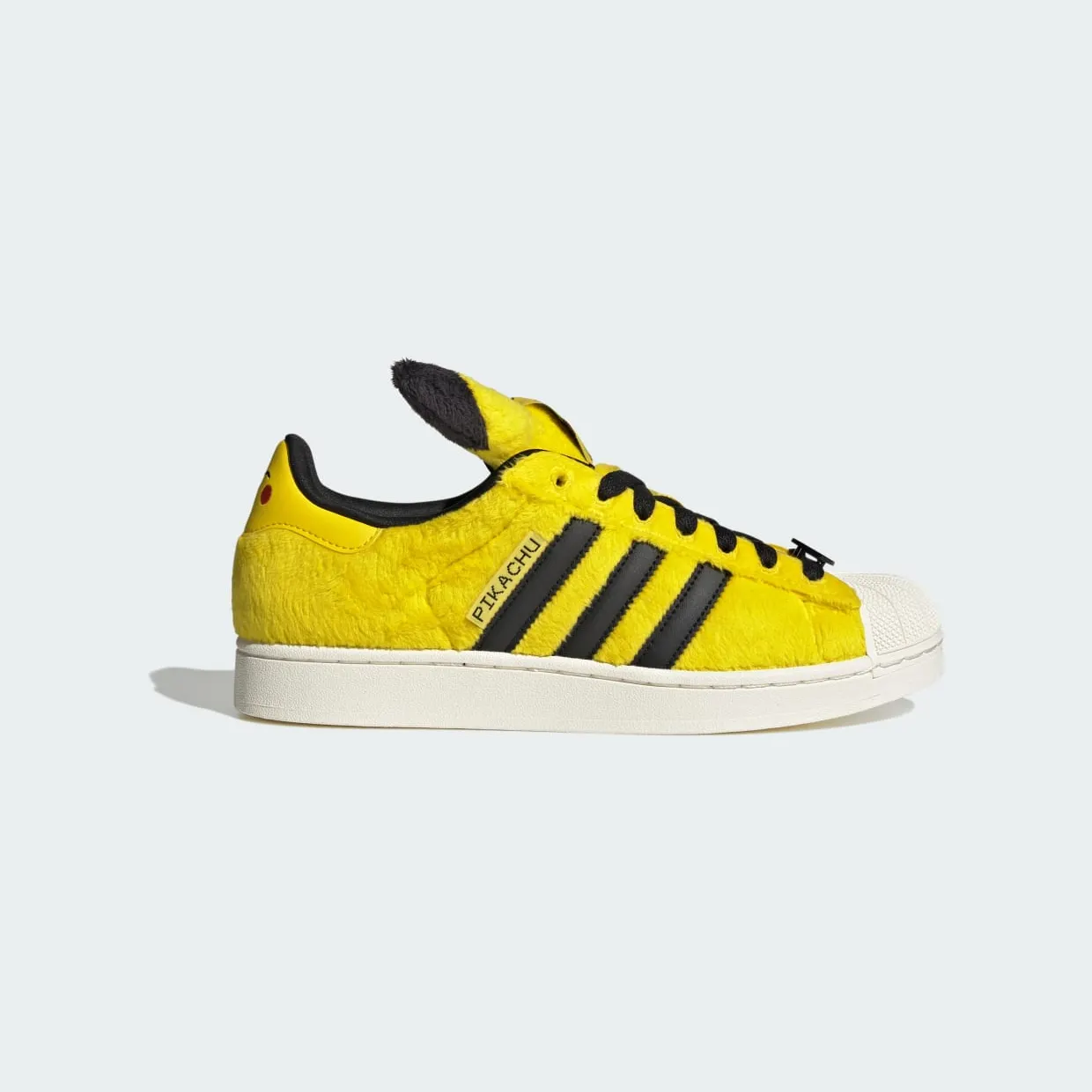 Pokémon x adidas Superstar “Pikachu” (KI2858): pluche, een Poké Ball en twee oren die rechtop staan
