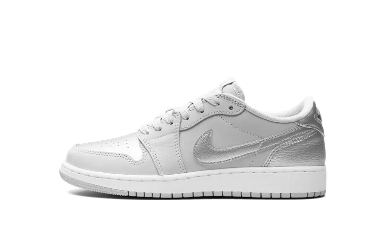 Jordan 1 Low OG GS “Metallic Silver” (CZ0858-002)