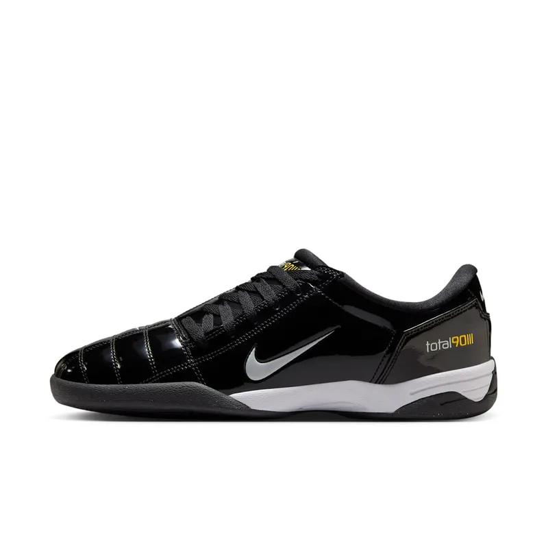 Nike Total 90 3 SP “Metallic Silver Black”: voetbal op straat