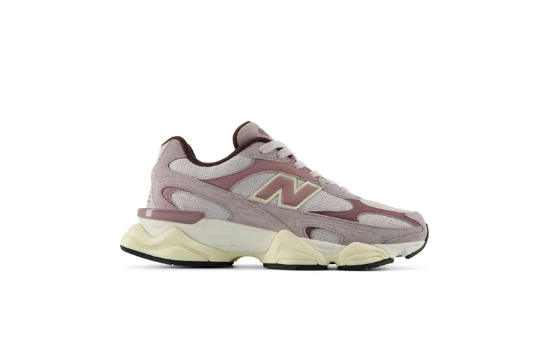 New Balance 9060R “Truffle Salt”: mauve, crème en een zool die het rustig houdt