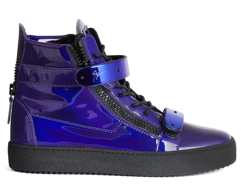 Giuseppe Zanotti Cette sneaker montante zanotti emblématique et inimitable est aujourd’hui revisitée avec une tige en tissu synthétique rouge effet miroir et une semelle en caoutchouc noir. les deux sangles en métal rouge ornées du logo, le détail signature » noir sur l (RM20017005)