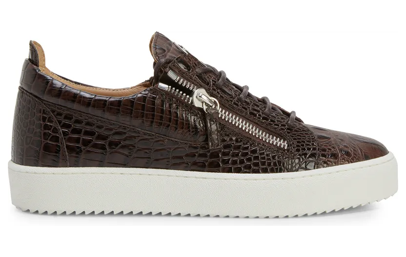 Giuseppe Zanotti Sneakers basses, confectionnées en cuir marron imprimé crocodile avec lacets en coton assortis, dotées d’un détail signature » en métal argenté sur la languette et de fermetures à glissière argentées sur les côtés de la tige. la semelle en caoutchouc blan (RU00010124)