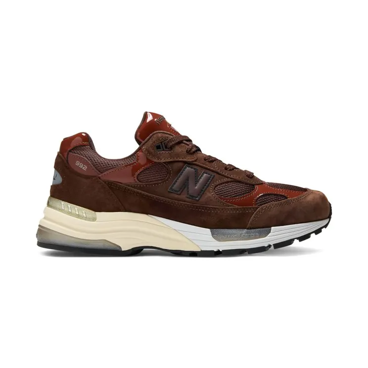 Aminé x New Balance 992 “Outdoor School” (U992NE): bruin suède met een randje lak