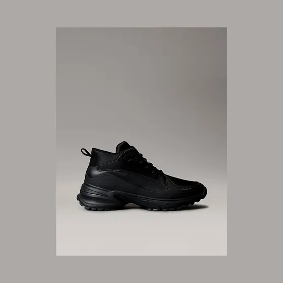 Calvin Klein Trailblazer – High-Top Runner “TRIPLE BLACK” (YM0YM014180GJ)