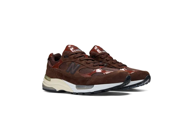 Aminé x New Balance 992 “Outdoor School” (U992NE): bruin suède met een randje lak (4)