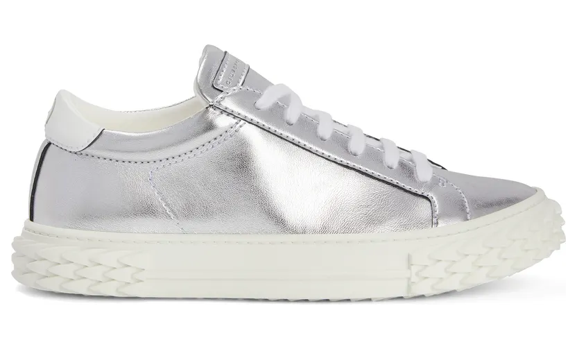 Giuseppe Zanotti Sneaker basse confectionnée en tissu synthétique argenté fabriqué à partir de cuir recyclé, avec un logo blanc sur le talon. l’étiquette signature » ton sur ton sur la languette et la semelle blabber » en caoutchouc biosourcé blanc cassé en relief com (RM20064002)