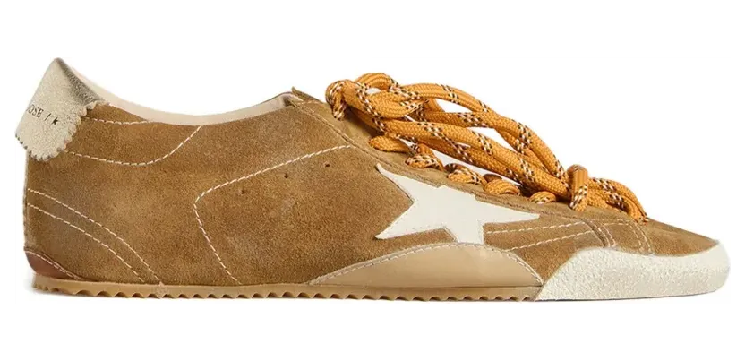 Golden Goose True-Star Sneakers aus tabakfarbenem Wildleder mit weißem Stern und Platinabsatz – Braun (GMF00922F007393)