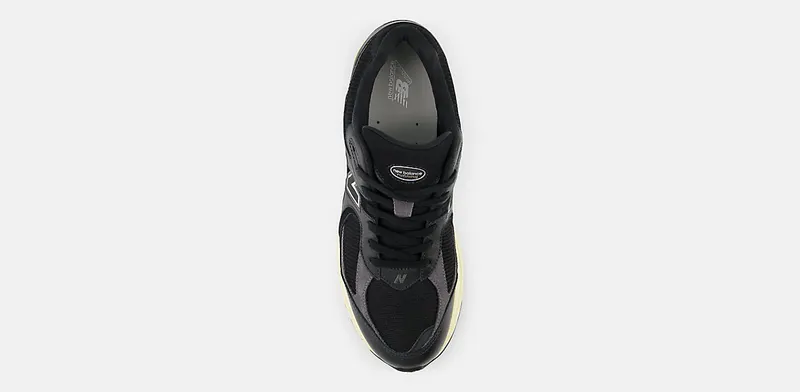 New Balance M2002R “Vintage Black White” (M2002RIB)
